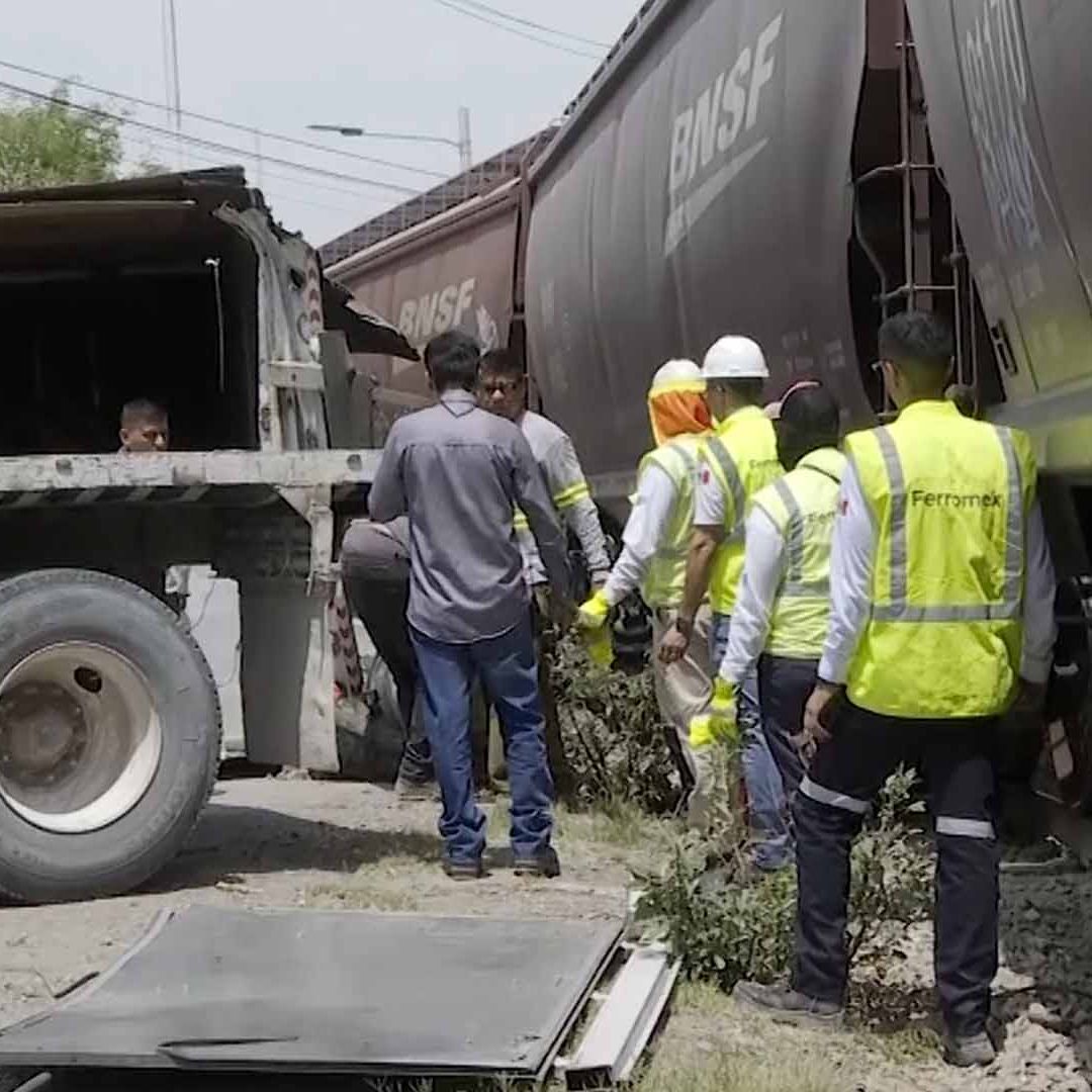 Camión de Carga Vuelca Luego de Chocar Contra Tren en Zona Industrial de Gómez Palacio